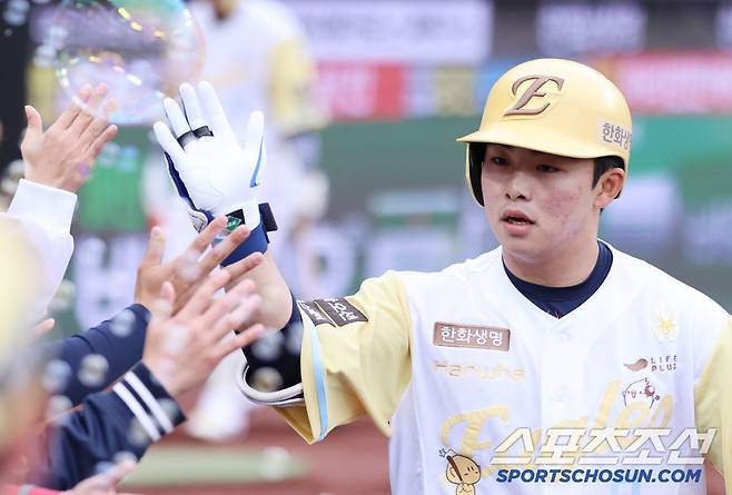 5일 대전 한화생명볼파크에서 열린 삼성-한화전. 1회말 2사 문현빈이 솔로포를 친 후 축하받고 있다. 대전=정재근 기자 cjg@sportschosun.com/2025..5.5/