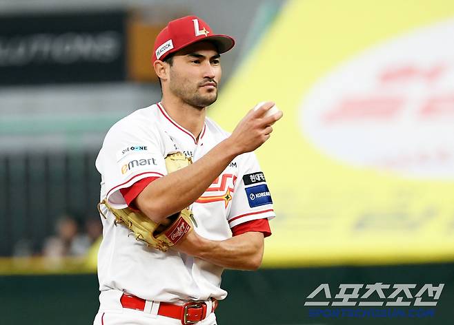 17일 인천 SSG랜더스필드에서 열린 SSG 랜더스와 한화 이글스의 경기. SSG 화이트가 숨을 고르고 있다. 인천=박재만 기자 pjm@sportschosun.com/2025.04.17/