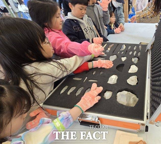 연천 구석기축제에서 어린이들이 복제 석기를 만져보고 있다. /연천=김동선 기자