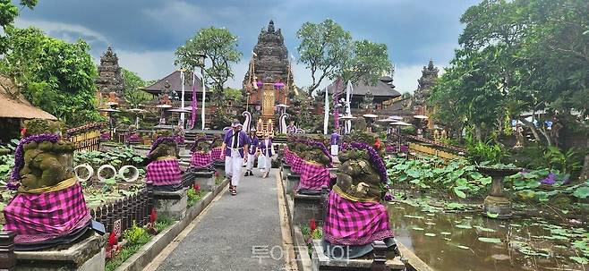 스타벅스에서 따만 사라스와띠 사원 풍경을 즐길 수 있다,