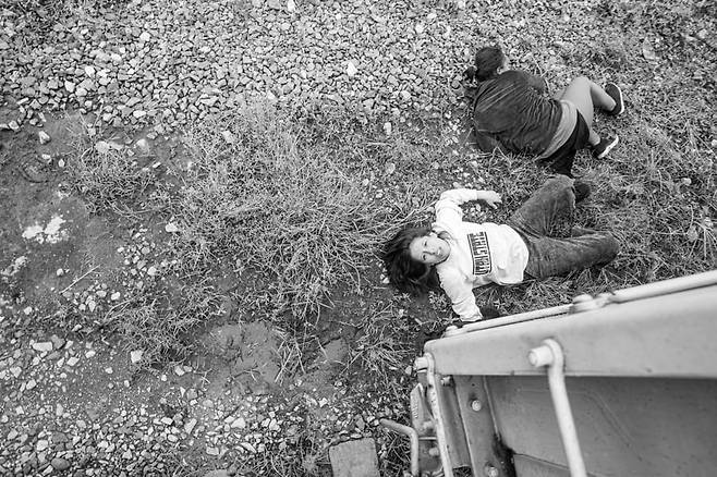 에콰도르에서 온 제니와 다른 한 여성이 달리는 화물 열차에서 떨어졌다. 매년 화물 열차를 타려는 많은 이민자들이 기차에서 떨어져 죽거나 불구가 된다. 이민자들이 타는 화물 열차는 La bestia(야수)라고 불린다. 2024.12. 멕시코 베르크루즈 주/ 사진가 양희석