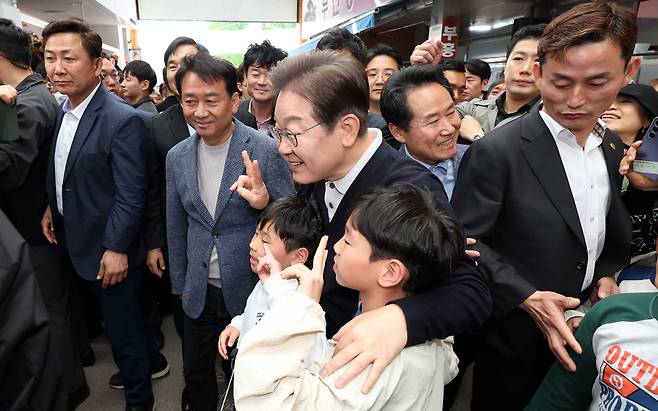 민심을 청취하는 '경청 투어'에 나선 이재명 더불어민주당 대선후보가 4일 강원 영월서부시장에서 어린이들과 기념촬영을 있다./뉴시스