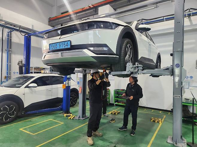 29일 경기 군포시의 포엔 연구실에서 연구원들이 입고된 차량에 탑재된 배터리를 점검하고 있다. / 진상훈 기자