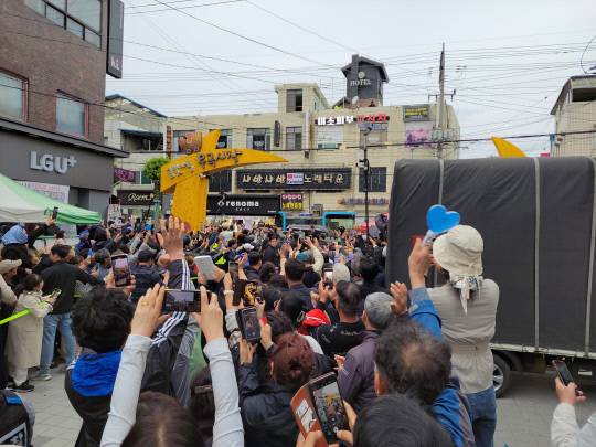 이재명 대선 후보가 5일 충북 음성군 금왕읍 전통 시장에서 주민들에게 인사를 하고 있다. 사진=오인근 기자