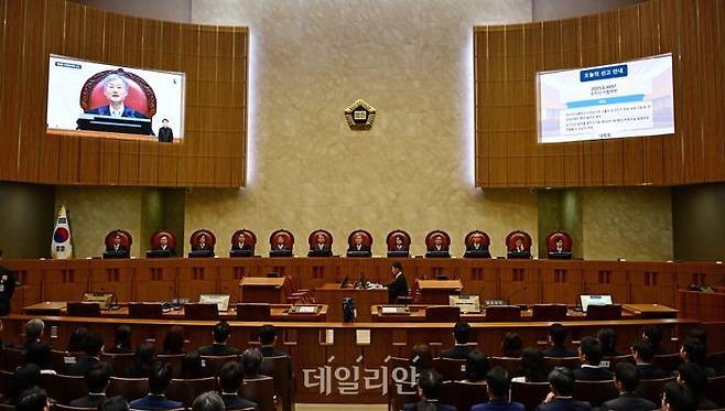 조희대 대법원장을 비롯한 대법관들이 지난 1일 오후 서울 서초구 대법원에서 이재명 더불어민주당 대선 후보의 공직선거법 위반 사건 상고심 선고를 위해 입정하고 있다. ⓒ국회사진취재단