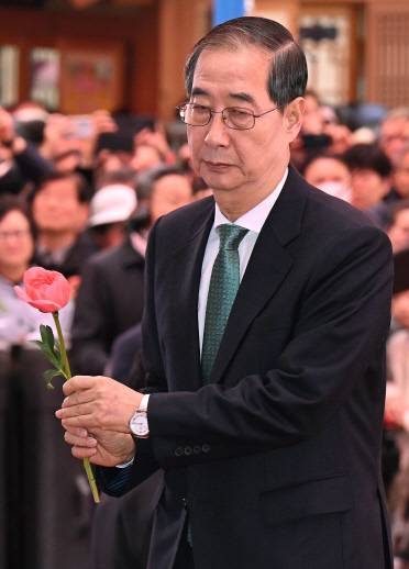 무소속 한덕수 대선 예비후보가 5일 서울 종로구 조계사에서 열린 불기 2569년 부처님오신날 봉축법요식에서 육법공양 중 헌화를 하러 이동하고 있다. 연합뉴스