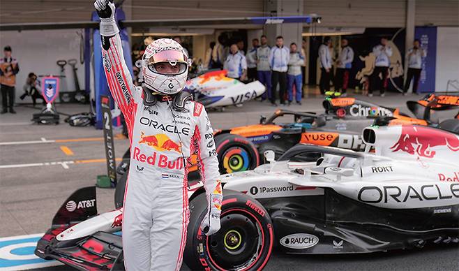 레드불 레이싱팀 소속 세계적인 스타인 맥스 페르스타펜(벨기에)이 4월 5일 일본 미에현 스즈카에서 열린 F1 경주를 마친 뒤 환호하고 있다. /AP연합