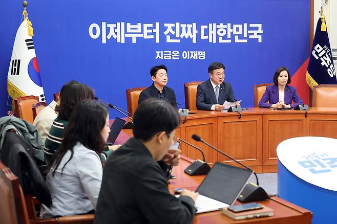 5일 서울 여의도 국회에서 더불어민주당 윤호중 총괄선대본부장이 기자간담회를 하고 있다. (연합뉴스)