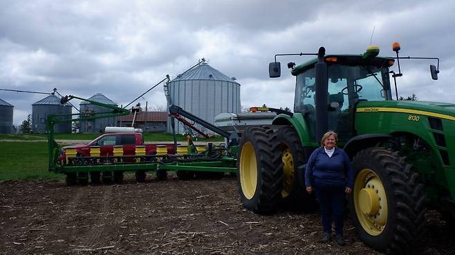 미국 아이오와주 주도 디모인에서 북쪽에 위치한 소도시 햄프턴에 있는 에이프릴 헤미스의 농장. 트랙터 앞에서 헤미스가 포즈를 취했다. 65살 농부 헤미스는 400헥타르 밭을 혼자 일군다. 햄프턴/김원철 특파원