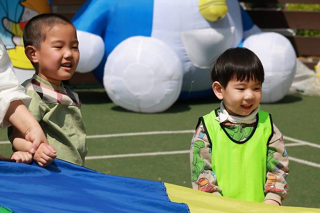 하나 성재와 솔빛길 리현이가 파라슈트 놀이를 함께 즐기고 있다. 김혜윤 기자 unique@hani.co.kr