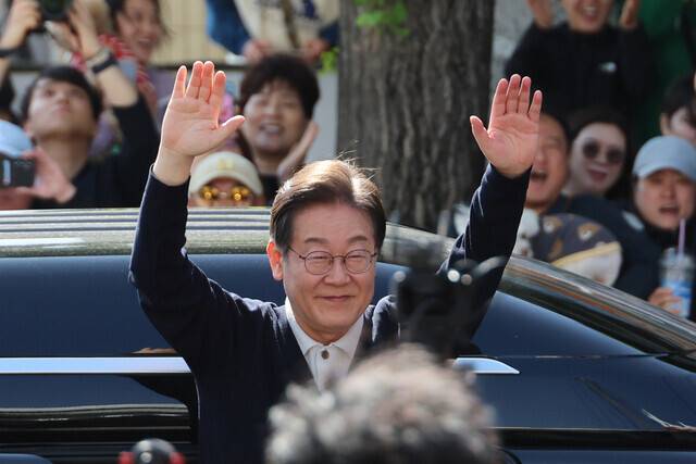 이재명 더불어민주당 대선 후보가 ‘골목골목 경청투어: 단양8경편’에 나선 4일 강원 영월군 영월서부시장에서 시민들에게 인사하고 있다. 연합뉴스