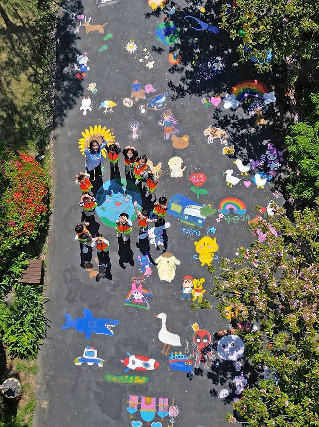 지난 29일 오전 충남 아산 당림미술관 바닥화 위에서 어린이들이 카메라를 보며 머리 위로 하트를 그리고 있다. 백소아 기자 thanks@hani.co.kr
