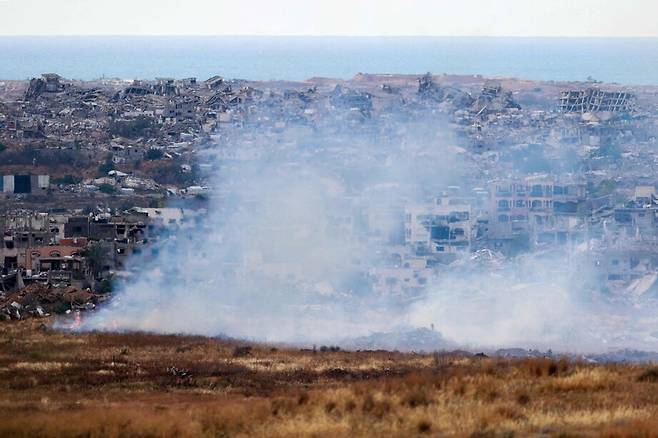 지난 4일 이스라엘 남부에서 찍은 가자 지구 북부가 불타는 사진. AFP연합뉴스