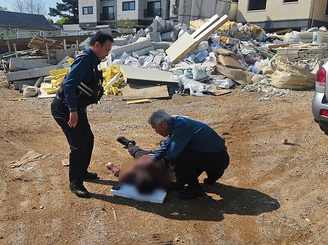 이석신 고양경찰서 화정지구대 팀장(오른쪽)이 환자의 상태를 살피고 있다. 고양경찰서 제공