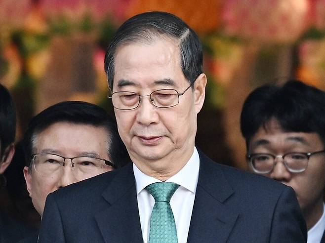 김문수 국민의힘 대통령 후보(왼쪽)와 한덕수 무소속 후보가 5일 서울 종로구 조계사에서 봉축법요식에 입장하고 있다. 대통령실사진기자단