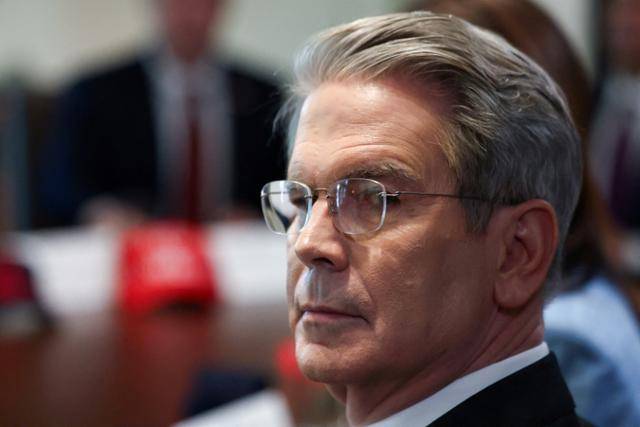 스콧 베선트 미국 재무장관이 지난달 30일 워싱턴 백악관에서 도널드 트럼프 대통령이 주재하는 각료 회의에 참석하고 있다. 워싱턴=로이터 연합뉴스