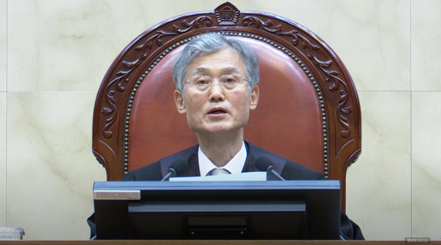 조희대 대법원장이 1일 오후 서울 서초구 대법원 대법정에서 이재명 더불어민주당 대선 후보의 공직선거법 위반 사건 상고심 선고를 하고 있다. 대법원제공