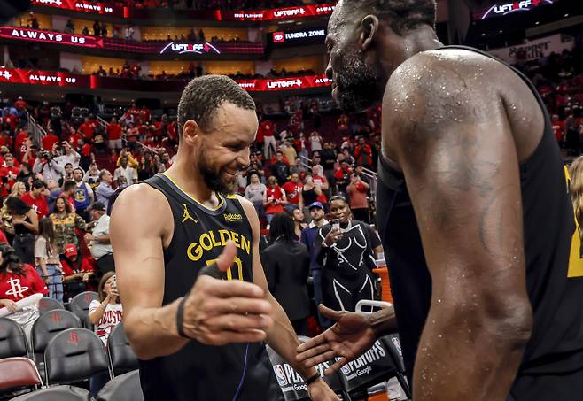 <yonhap photo-3776=""> Golden State Warriors' Stephen Curry (30) celebrates with Draymond Green (23) after Game 7 of an NBA basketball first-round playoff series against the Houston Rockets in Houston, Sunday, May 4, 2025. (Carlos Avila Gonzalez/San Francisco Chronicle via AP) MANDATORY CREDIT: PHOTOGRAPHER AND SAN FRANCISCO CHRONICLE; SAN JOSE MERCURY NEWS OUT; EAST BAY TIMES OUT; MARIN INDEPENDENT JOURNAL OUT; SAN FRANCISCO EXAMINER OUT/2025-05-05 14:15:26/ <저작권자 ⓒ 1980-2025 ㈜연합뉴스. 무단 전재 재배포 금지, AI 학습 및 활용 금지></yonhap>
