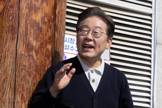 '골목골목 경청투어 : 단양팔경편'에 나선 이재명 더불어민주당 대통령 후보가 4일 오후 강원 영월군 영월서부시장에서 시민들을 향해 연설하고 있다. 뉴스1