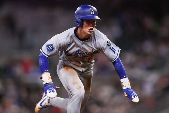 5일(한국시간) 애틀랜타전에서 빅리그 첫 도루에 성공하는 김혜성. 로이터=연합뉴스