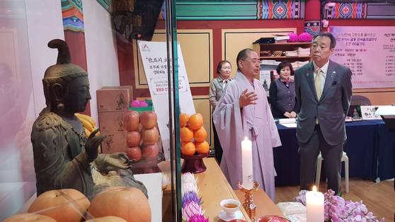 지난달 11일 미즈시마 고이치 주한 일본대사(오른쪽)가 충남 서산 부석사를 찾아 주지 원우 스님의 설명을 들으며 일본으로 돌아갈 고려시대 금동관세음보살좌상을 살펴보고 있다. 연합뉴스