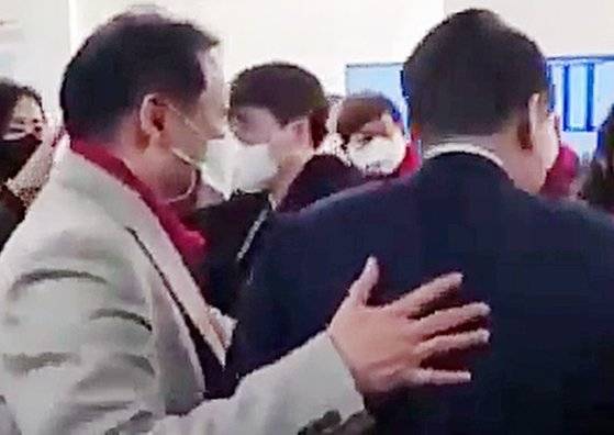 건진법사 전성배(64)씨가 2022년 1월 국민의힘 선거대책본부가 마련된 서울 여의도 대하빌딩에서 윤석열 당시 국민의힘 대선 후보를 수행하고 있다. 유튜브 캡처