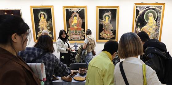 지난달 3일 서울 강남구 코엑스에서 열린 '2025서울국제불교박람회'와 '제13회 붓다아트페어'에서 관람객들이 전시를 둘러보고 있다. 뉴스1