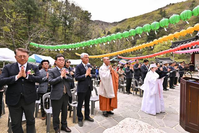 ▲ 정선 정암사는 5일 정암사에서 천웅 주지스님을 비롯해 최승준 군수, 전영기 군의장, 김기철 강원특별자치도의원, 최대중 경찰서장, 최철규 강원랜드 대표이사 직무대행, 기관단체장, 신도 등 700여 명이 참석한 가운데 불기 2569년 부처님 오신날 봉축법요식을 봉행했다.
