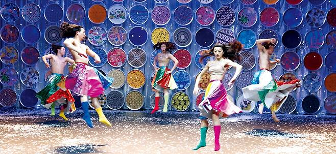 지난 2일 ‘동방미래특급’ 공연 후반부에서 무용수들이 아시아 문화를 집약한 디자인의 치마를 입고 공중에서 회전하고 있다. 무대 벽면은 다채로운 문양을 담은 접시들로 꾸며져 있다. ⓒJean-Marie Chabot