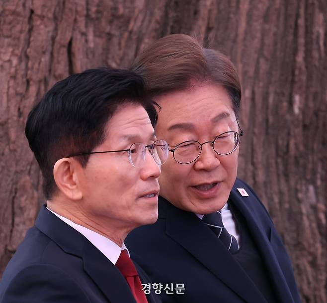 이재명 더불어민주당 대선 후보와 김문수 국민의힘 대선 후보가 5일 서울 종로구 조계사에서 열린 불기 2569년 부처님오신날 봉축법요식에 참석해 대화하고 있다. 권도현 기자