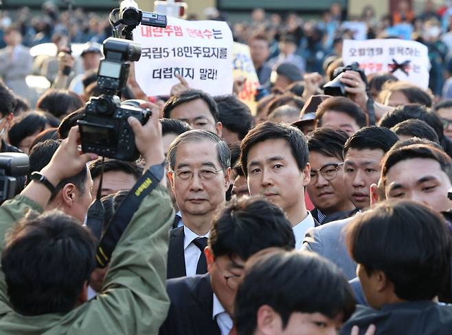 2일 오후 광주 북구 국립5ㆍ18민주묘지를 찾은 한덕수 전 총리가 광주비상행동 등 시민사회단체 관계자들에게 가로막혀 있다. 연합뉴스