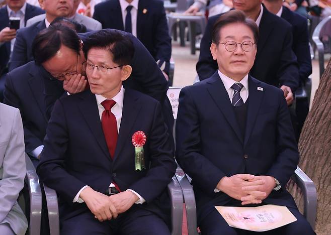 더불어민주당 이재명 대선 후보(오른쪽)와 국민의힘 김문수 대선 후보가 5일 서울 종로구 조계사에서 열린 행사에 참석해 나란히 앉아 있다. 김 후보가 김재원 후보 비서실장과 대화하고 있다. 연합