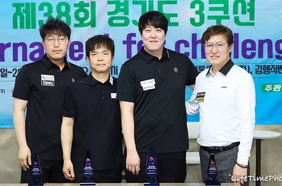 최근 열린 시흥시장배 제38회 경기도3쿠션토너먼트챌린지 결승에서 이범열이 정태규를 꺾고 우승을 차지했다. 시상식에서 자리를 함께한 입상자. (왼쪽부터) 공동3위 황봉주, 2위 정태규, 1위 이범열, 공동3위 이정희. (사진=경기도당구연맹)