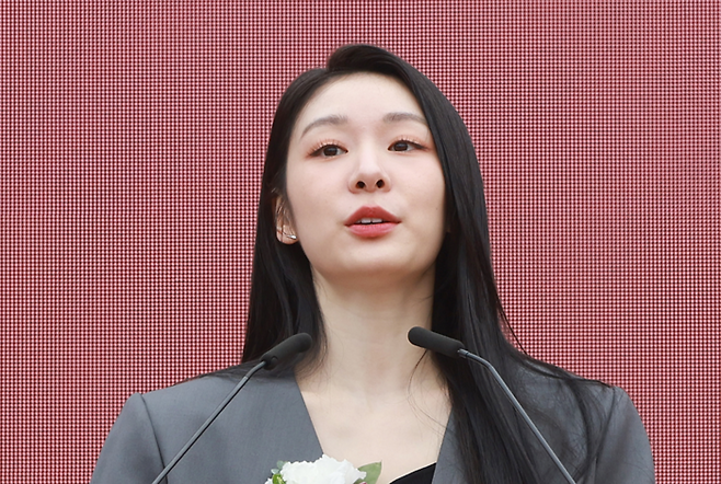 5일 서울 성북구 고려대학교 중앙광장에서 열린 고려대 개교 120주년 기념식에 참석한 전 피겨스케이트 선수 김연아가 축사하고 있다. 연합뉴스