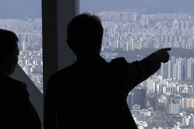 지난해 부진했던 건설주 주가가 올해 급등세다. 사진은 서울 시내 아파트 단지 모습./사진=뉴시스