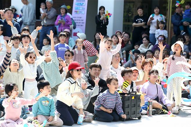 지난 4일 대구 수성구 국립대구박물관을 찾은 어린이들이 마술공연을 관람하며 즐거운 연휴를 보내고 있다./사진=뉴스1