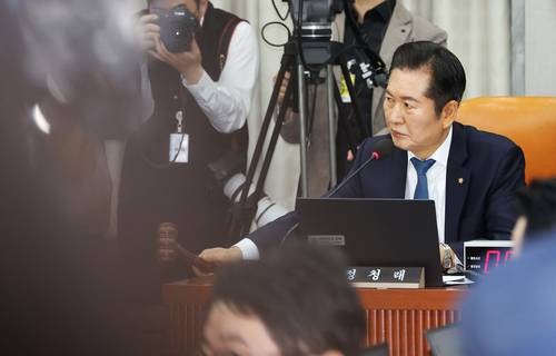 더불어민주당 소속 정청래 위원장이 지난달 16일 국회에서 열린 법제사법위원회 전체회의에서 의사봉을 두드리고 있는 모습. 연합뉴스