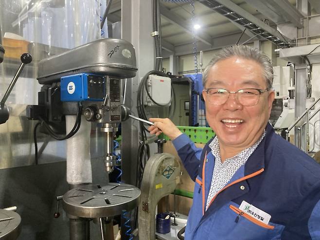 손길배씨가 기계를 점검하고 있다. 손인규 기자