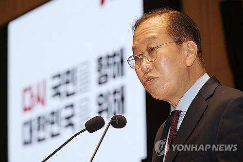 의총서 발언하는 권영세 비상대책위원장 (서울=연합뉴스) 박동주 기자 = 국민의힘 권영세 비상대책위원장이 5일 서울 여의도 국회에서 열린 의원총회에서 발언하고 있다. 2025.5.5 pdj6635@yna.co.kr