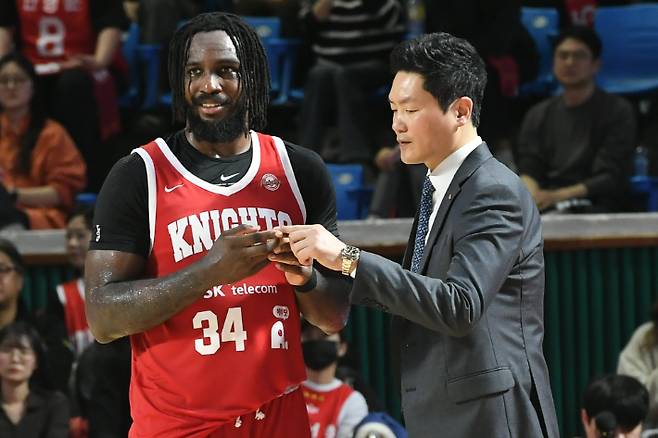 서울 SK 자밀 워니와 전희철 감독. KBL