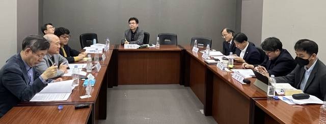 농정연구센터가 4월29일 서울 용산에서 개최한 ‘새 정부, 농정의제’ 세미나에서 참석자들이 토론하고 있다.