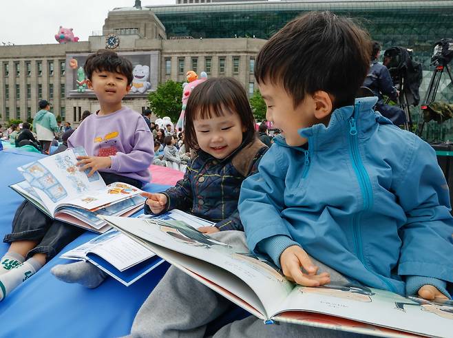 부처님오신날이자 어린이날인 5일 서울 중구 서울광장에서 책읽는 서울광장이 열린 가운데 어린이들이 책을 읽고 있다.