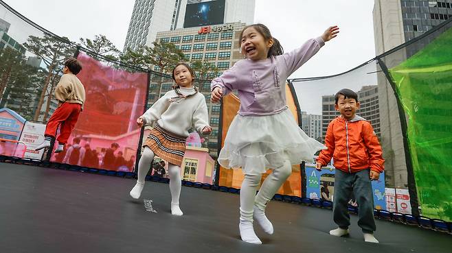 부처님오신날이자 어린이날인 5일 서울 중구 서울광장에서 책읽는 서울광장이 열린 가운데 어린이들이 트램폴린을 즐기고 있다.