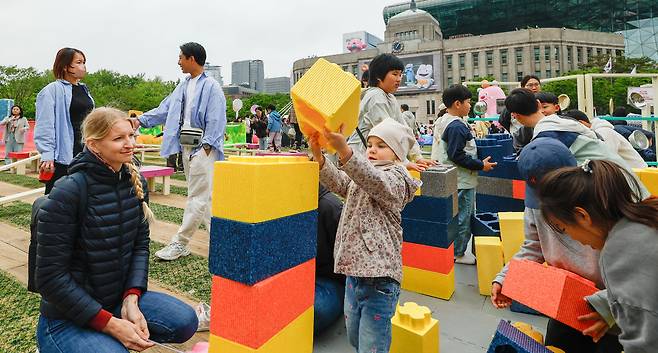부처님오신날이자 어린이날인 5일 서울 중구 서울광장에서 책읽는 서울광장이 열린 가운데 외국인 어린이가 블럭쌓기 놀이를 하고 있다.