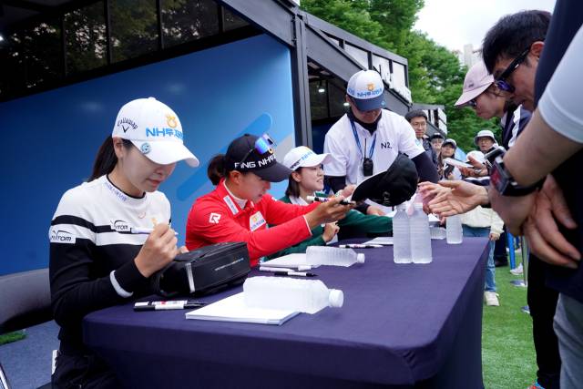 NH투자증권 골프단 선수들의 사인회 모습.