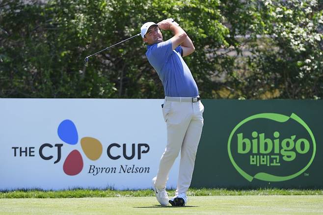 스코티 셰플러가 5일(한국시간) 텍사스 주 매키니에서 열린 CJ컵 바이런 넬슨 골프 토너먼트 최종 라운드 3번 홀에서 티샷을 치는 모습을 지켜보고 있다. 대회 주최측인 CJ의 광고판이 눈길을 끌고 있다. 이 대회에서 중계 해설자들은 한국 음식에 관한 이야기로 중계를 풍성하게 만들었고, 한국 음식의 세계화에 큰 기여를 했다. 댈러스(미국) ㅣ AP 뉴시스