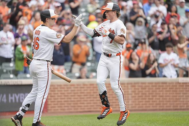 볼티모어 잭슨 홀리데이(오른쪽)가 5일 캔자스시티전에서 4회 두번째 홈런을 친 뒤 하이파이브 하고 있다. AP연합뉴스