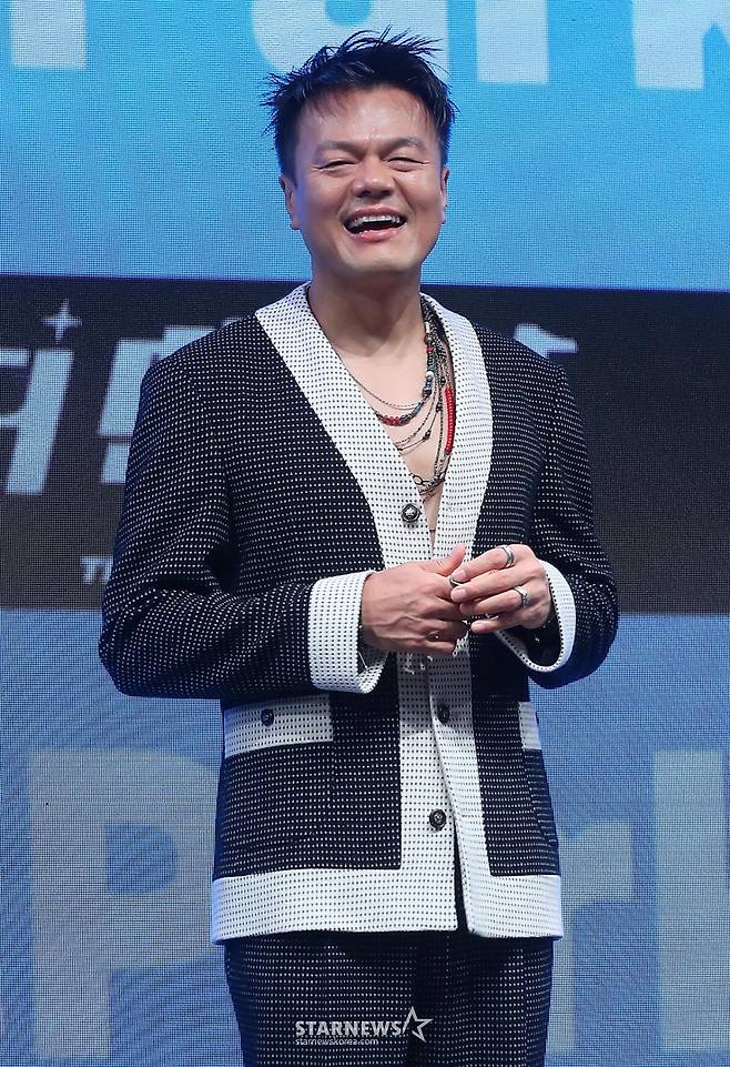 가수 박진영이 31일 오후 서울 영등포구 여의도동 KBS 아트홀에서 진행된 KBS 2TV 예능 '더 딴따라' 제작발표회에 참석해 포즈를 취하고 있다. '더 딴따라'는 노래, 춤, 연기, 예능 다 되는 딴따라 찾기 프로젝트로 원조 딴따라 박진영이 KBS와 손을 잡고 선보이는 새로운 버라이어티 오디션 프로그램. 11월 3일 첫 방송. 2024.10.31 /사진=김창현 chmt@