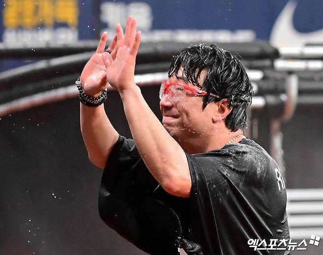 5일 오후 서울 구로구 고척스카이돔에서 열린 '2025 신한 SOL Bank KBO리그' KIA 타이거즈와 키움 히어로즈의 경기, KIA가 키움에 13:1로 대승을 거두며 3연패에서 탈출했다. 이날 경기에서 180승을 달성한 KIA 양현종이 축하물세례를 맞은 후 관중들에게 인사를 하고 있다. 고척, 김한준 기자