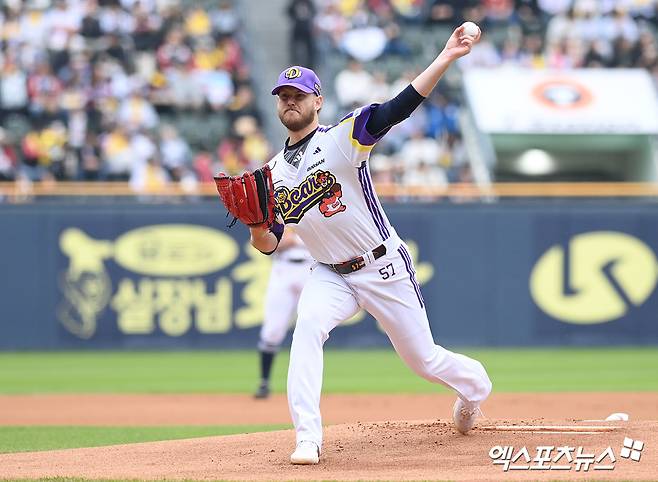 두산 베어스 외국인 투수 콜어빈이 5일 서울 잠실야구장에서 열린 2025 신한 SOL Bank KBO리그 LG 트윈스와의 팀 간 4차전에 선발등판, 6이닝 1실점 호투로 승리투수가 됐다. 사진 고아라 기자